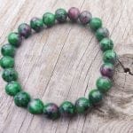 Zapestnica zoisit z rubinom - okrogli kristali