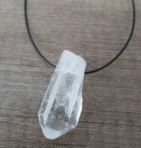 Obesek kamena strela neobdelan