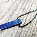 Obesek lapis lazuli neobdelan