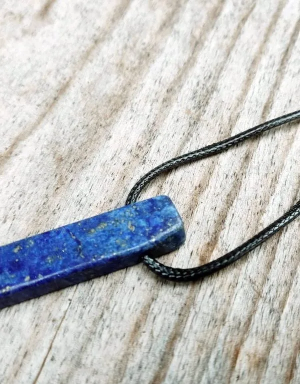 Obesek lapis lazuli neobdelan