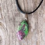 Obesek zoisit z rubinom