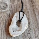 Obesek kamena strela geoda