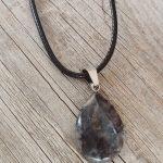 Obesek črn labradorit