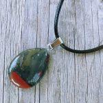 Obesek heliotrop (bloodstone)