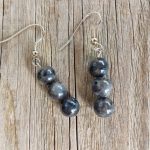 Uhani črn labradorit